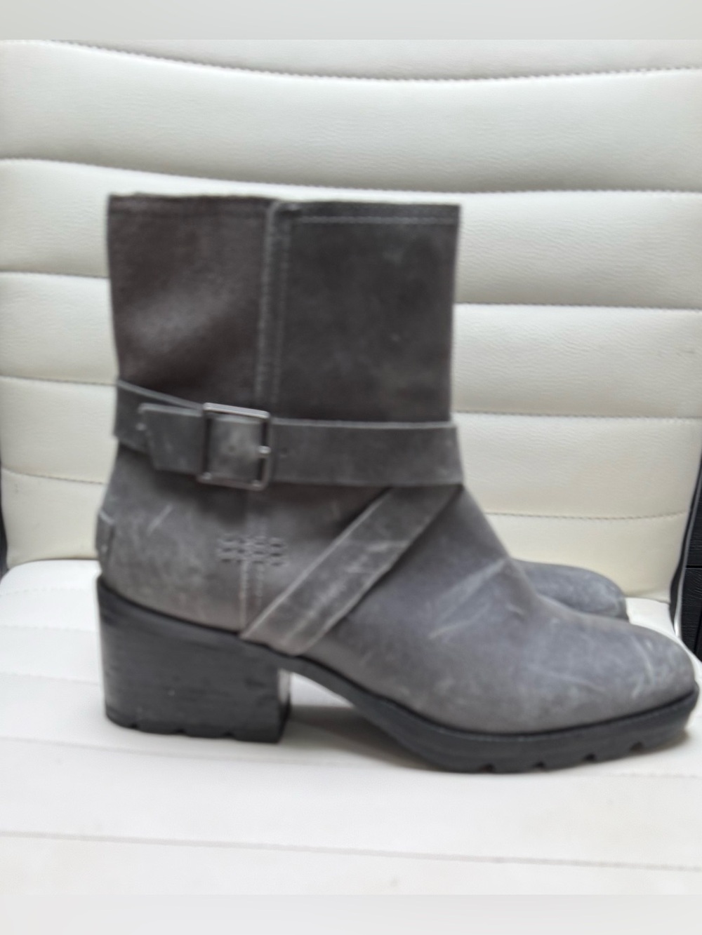 Sorel Women's Gray leather Ankle Boots with Buckle Strap